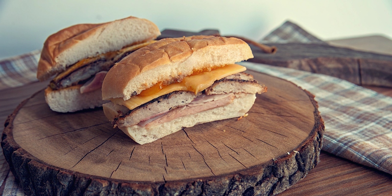 MAPLE PEAMEAL BACON & APPLE RELISH SANDWICH