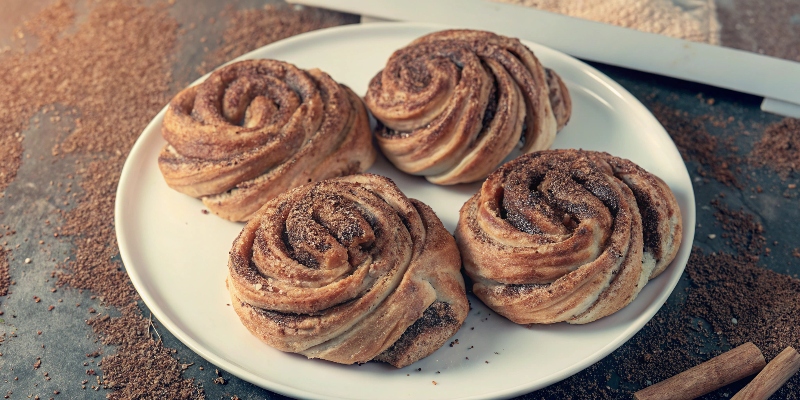 CINNAMON SUGAR BEAVER TAIL PASTRIES